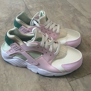 Nike air hurache multicolor size 5y